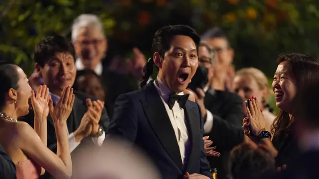 Bintang Squid Game Lee Jung Jae saat menang di SAG 2022. (AP Photo/Chris Pizzello)