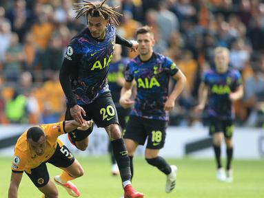 Tottenham Hotsupr tampil menekan sejak dimulainya pertandingan pada babak pertama. Datang sebagai tim tamu, Spurs berhasil unggul terlebih dahulu lewat Dele Alli (kiri) ketika waktu baru berjalan sembilan menit. (Foto: AFP/Lindsey Parnaby)