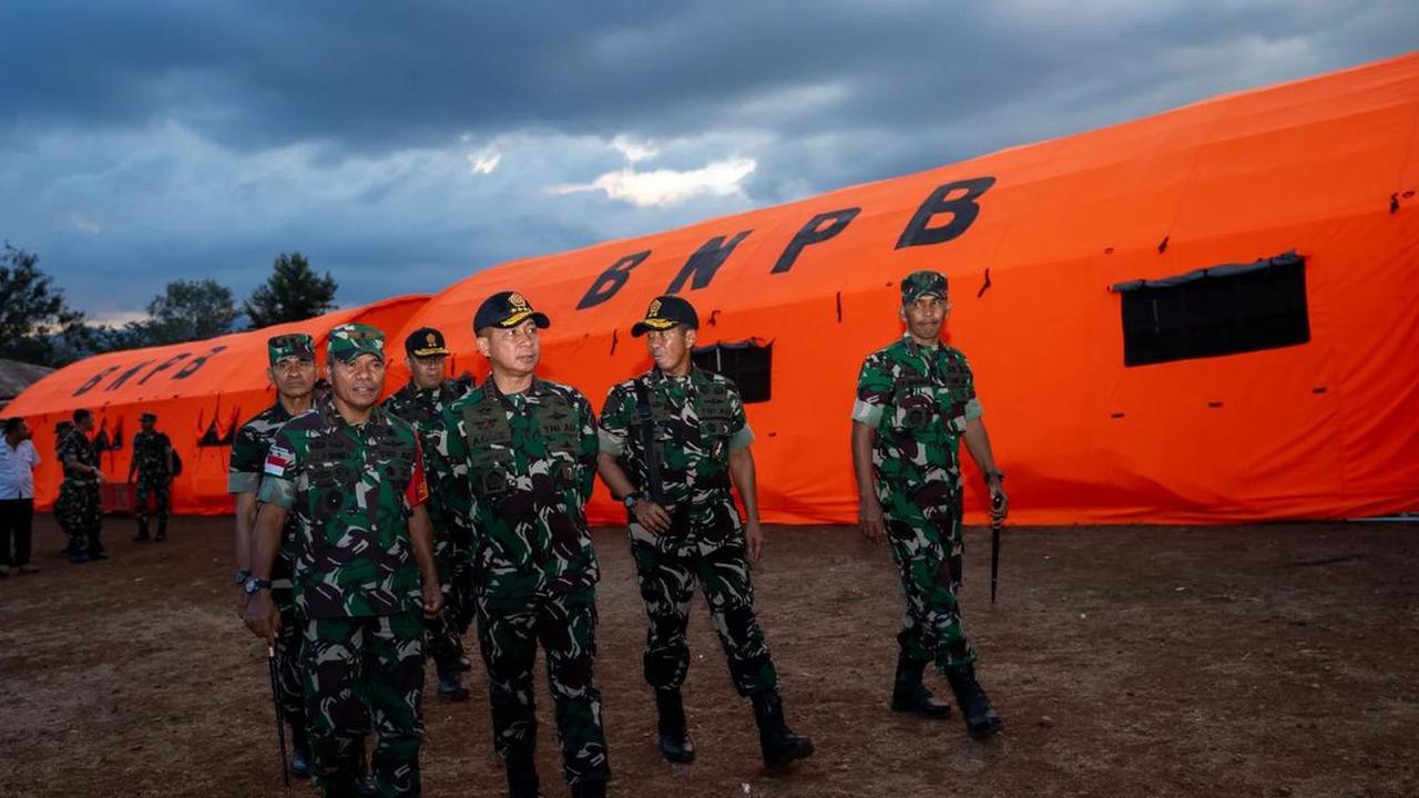 Gerak Cepat Panglima TNI Datangi Korban Erupsi Lewotobi