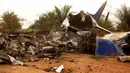 Puing pesawat penumpang Douglas DC-3 yang jatuh di provinsi dataran Kolombia, Meta, San Martin, Kolombia (9/3). Sebanyak 12 penumpang di dalamnya tewas termasuk seorang walikota beserta keluarganya. (Reuters/Santiago Molina)