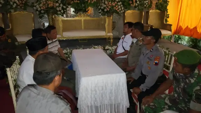 Di tengah peningkatan kasus Corona di Kebumen, warga masih mengadakan hajatan. Petugas Polres Kebumen masih sibuk membubarkannya. (Dok Polres Kebumen / Liputan6.com, Galoeh Widura)