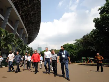 Delegasi Dewan Olimpiade Asia (OCA) berjalan sambil meninjau area ring road kawasan Stadion Gelora Bung Karno Jakarta, Selasa (10/5/2016). Rencananya, Stadion GBK akan mulai direnovasi pada awal Juni mendatang. (Liputan6.com/Helmi Fithriansyah)