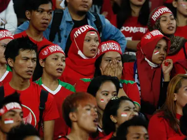 Sejumlah suporter Indonesia tampak terdiam usai Timnas U-22 Indonesia dikalahkan Malaysia dalam laga semifinal Sea Games 2017 di Stadion Shah Alam, Sabtu (26/8). Indonesia kalah dengan Malaysia dengan skor 1-0. (Liputan6.com/Faizal Fanani)