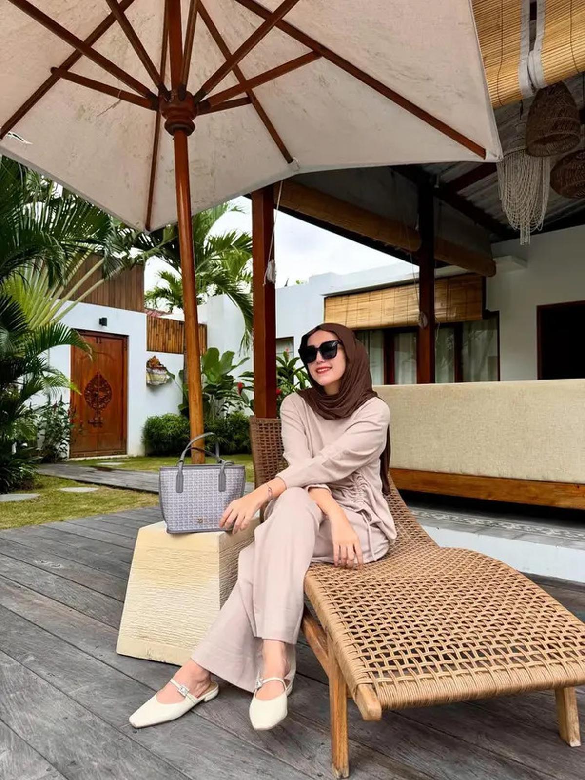 Gaya Adelia Istri Pasha Pakai Hijab Meleyot, Intip Padu Padannya yang Modis dan Elegan