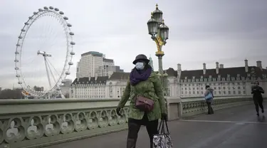 Seorang pejalan kaki berjalan di atas Jembatan Westminster di London, Senin (10/1/2022). Penasihat pemerintah Inggris telah merekomendasikan untuk tidak memberikan dosis keempat vasksin Covid-19 bagi kelompok usia di atas 80 tahun atau lansia. (AP Photo/Kirsty Wigglesworth)