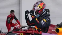 Max Verstappen sukses mencatatkan sejarah sebagai pembalap pertama yang berhasil memenangkan kejuaaraan balap Formula 1 GP Miami. Sang juara bertahan mampu tampil cemerlang saat balapan yang berlangsung di sirkuit jalan raya Miami International Autodrome, Amerika Serikat. (AP/Darron Cumings)