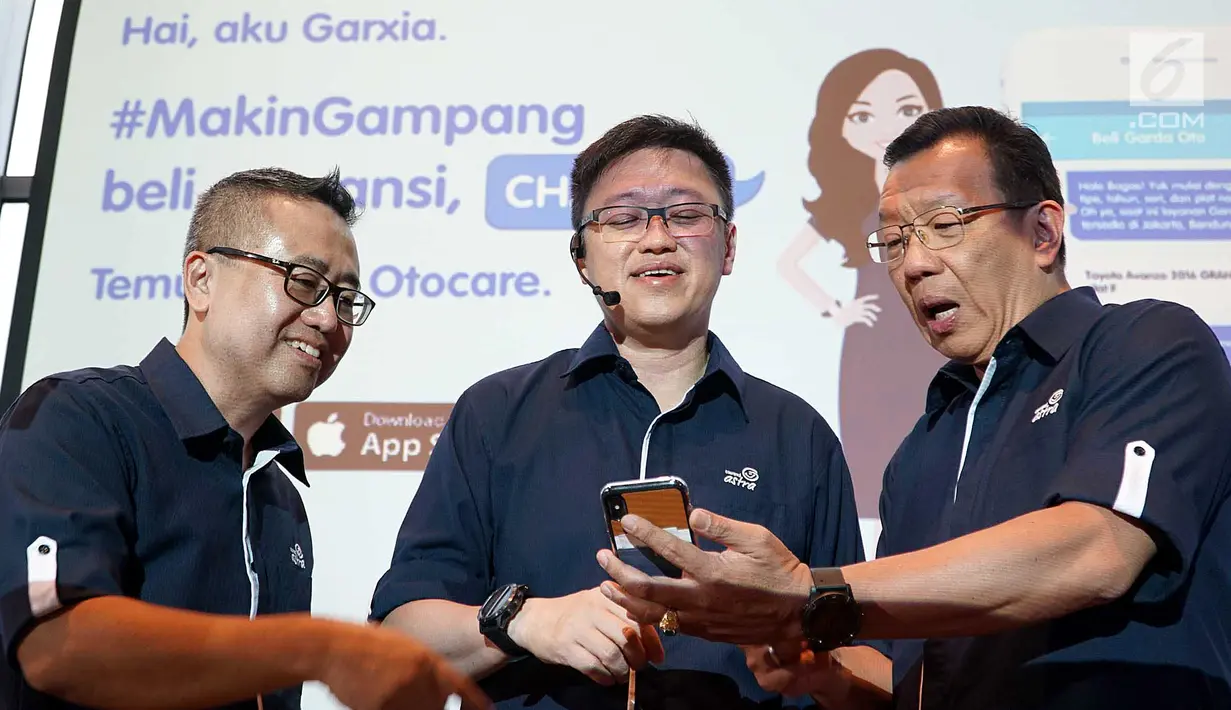 CEO Asuransi Astra Rudy Chen (tengah) dan jajaran Direksi berbincang pada peluncuran aplikasi Garxia (Garda experience intelligent assistance) bersamaan HUT ke-62 Asuransi Astra di Jakarta, Rabu (12/9). (Liputan6.com/HO/Eko)