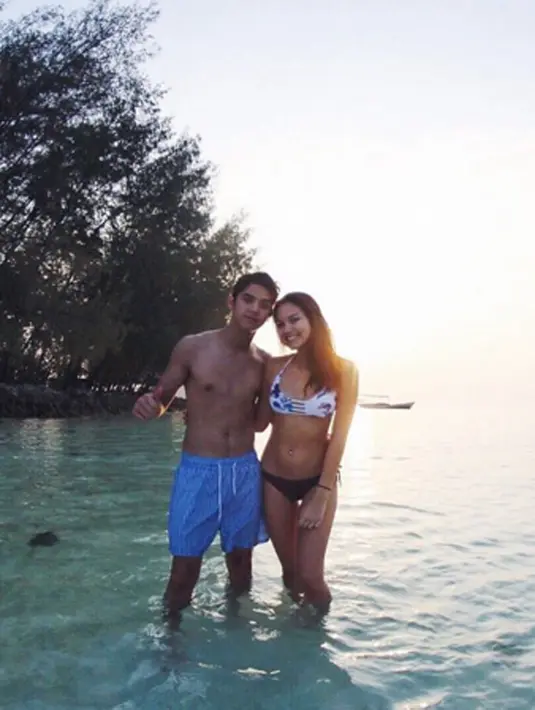Al Ghazali kini disebut-sebut sedang memiliki kedekatan dengan wanita cantik bernama Alyssa Daguise. Isu tersebut semakin dikuatkan dengan beredarnya foto berdua Al dan Alyssa di akun instagram keduanya. (via instagram/@alyssadaguise)