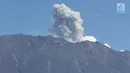Gunung Agung erupsi mengembuskan asap bercampur abu vulkanik terlihat dari kawasan Sidemen, Karangasem, Bali, Jumat (8/12). Erupsi magmatik tersebut berembus hingga ketinggian 2.100 meter di atas puncak kawah. (Liputan6.com/Immanuel Antonius)