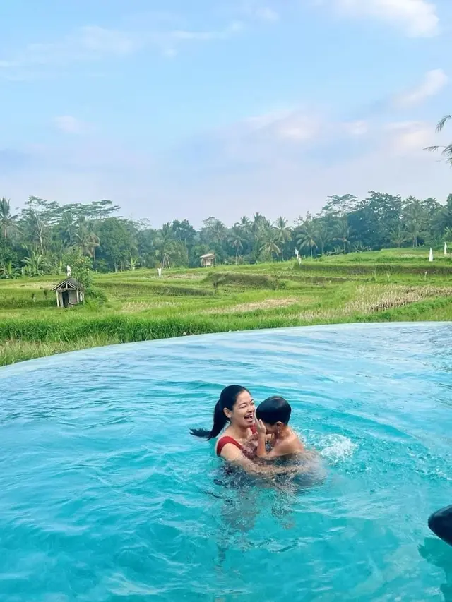 Titi Kamal Liburan di Bali