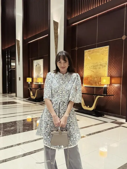 Dikenal dengan gaya manisnya, berikut OOTD Girl Next Dool ala Enzy Storia yang memikat hati. (Foto: Instagram/ Enzy Storia]