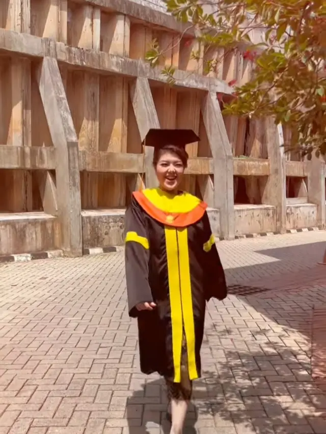 Tina Toon Wisuda S1 Hukum