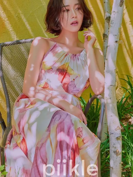 <p>Tampil sebagai model, Lee Da In tampil sempurna dibalut sebuah dress. Dress ini memiliki motif abstrak dengan palet warna terang dan detail halter-neck yang mempercantik keseluruhan tampilannya. Foto: Instagram.</p>