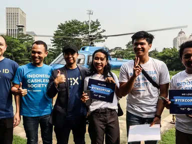 Komika Raditya Dika (tiga kiri) usai menemani para pemenang kompetisi foto #TIXCopter berkeliling naik helikopter di Jakarta, Rabu (25/7). Acara ini diselenggarakan oleh TIX ID bekerja sama dengan Dompet Digital Indonesia (DANA). (Liputan6.com/JohanTallo)