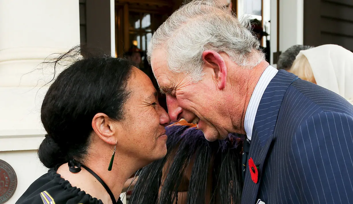 Pangeran Charles disambut dengan Hongi (ucapan tradisional Selandia Baru) saat upacara penyambutan di Government House in Wellington, Selandia Baru, (4/11/2015).  Pangeran Charles dan istri memulai kunjungannya di Selandia baru. (REUTERS/Hagen Hopkins)