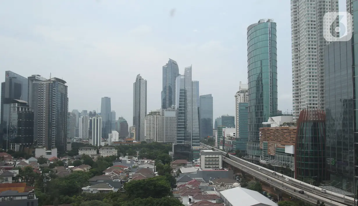 Deretan gedung bertingkat terlihat dari jendela gedung pencakar langit di kawasan Jakarta, Kamis (26/12/2019). Pemerintah memproyeksi pertumbuhan ekonomi tahun depan di kisaran 5,2%, berada di bawah target APBN 2020 sebesar 5,3%.  (Liputan6.com/Angga Yuniar)