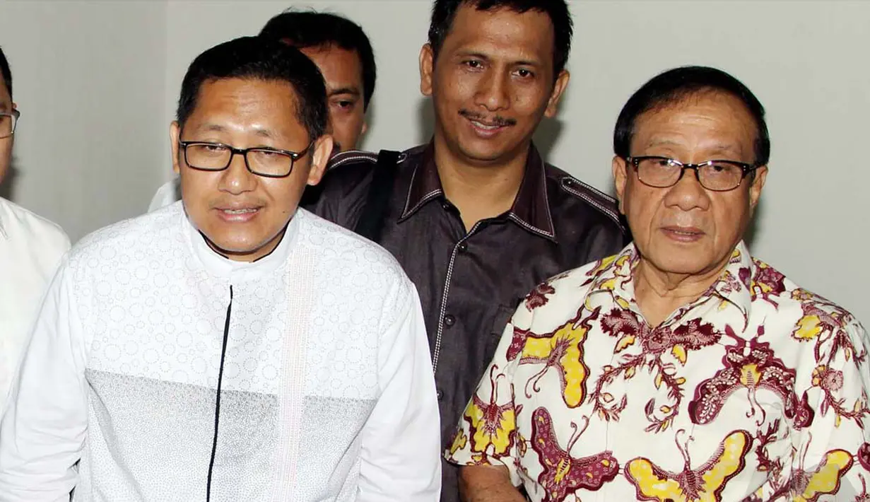 Namun sebelum sidang itu dimulai, Anas tampak semringah karena mendapat dukungan moril dari seniornya di Himpunan Mahasiswa Islam (HMI), Akbar Tandjung, Jumat (6/6/2014) (Liputan6.com/Johan Tallo)