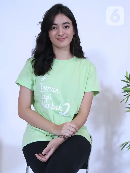 Pemain film Mawar Eva de Jongh saat sesi pemotretan usai sesi Intimate Interview dengan Liputan6.com di gedung KLY Youniverse, Jakarta, Jumat, (7/2/2020). Mawar De Jongh bercerita tentang peran utamanya dalam film Teman Tapi Menikah 2.  (Liputan6.com/Helmi Fithriansyah)