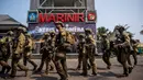 Personel dari Korps Marinir Tentara Nasional Indonesia Angkatan Laut (TNI AL) bersama Angkatan Pertahanan Australia (ADF) saat latihan militer bersama yang diberi nama Keris Woomera, di pantai Banongan, Situbondo, Jawa Timur, Rabu 13 November 2024. (JUNI KRISWANTO/AFP)