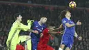 Pemain Chelsea, David Luiz (kanan) menghalau bola dari jangkauan pemain Liverpool, Roberto Firmino (2kanan) pada lanjutan Premier League di Anfield stadium, Liverpool, Selasa (31/1/2017). Liverpool menahan imbang Chelsea 1-1. (AP/Dave Thompson)