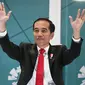 Presiden Republik Indonesia, Joko Widodo, menyapa penonton saat pembukaan Asian Games 2018, Sabtu (18/8/2018). (AFP/Jewel Samad)