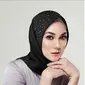 Jadi Model Hijab Bertabur Kristal Swarovski, Luna Maya Banjir Pujian. (dok.Instagram @vanilahijab/https://www.instagram.com/p/B-WYpPKj8ol/Henry)