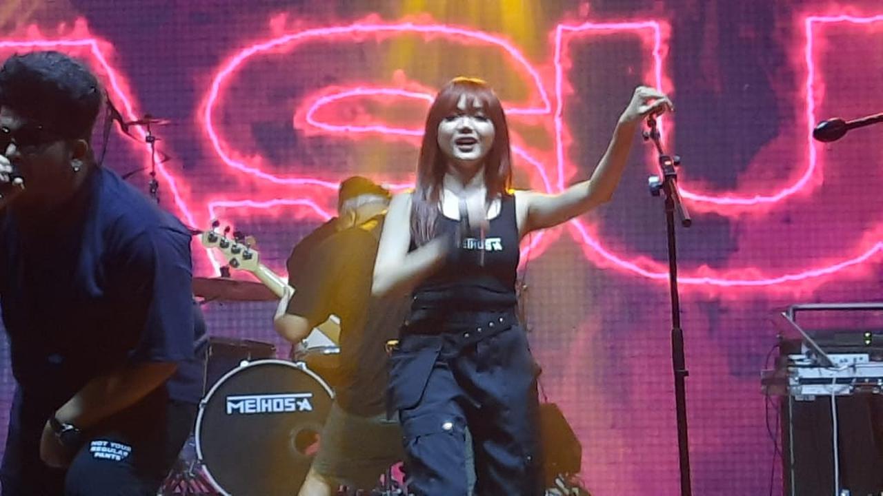 Rina Nose saat manggung bersama Methosa band.