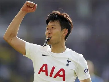 Reaksi pemain Tottenham Hotspur Son Heung-min usai melawan Norwich City pada pertandingan Liga Inggris di Stadion Carrow Road, Norwich, Inggris, 22 Mei 2022. Tottenham Hotspur menang 5-0. (Joe Giddens/PA via AP)