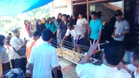 Jenazah Aura hendak dikebumikan usai dicekoki obat nyamuk oleh ayahnya. (Liputan6.com/Edhie Prayitno Ige)
