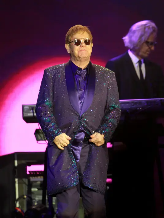 Musisi terkenal, Elton John memang sudah terkenal jika dirinya seorang gay. Elton dan pasangan sejenisnya David memulai hubungan asmara tahun 2008 silam. (AFP/Bintang.com)