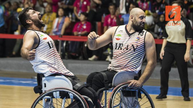 Para pebasket kursi roda Iran merayakan kemenangan atas Jepang pada final Asian Para Games di Hall A Senayan, Jakarta, Sabtu (13/10). Iran menang 68-66 atas Jepang. (Bola.com/Vitalis Yogi Trisna)