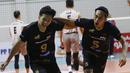 Dua pemain Jakarta Pertamina Pertamax, Farhan (kiri) dan Fikri Kamal melakukan selebrasi saat melawan Surabaya Bhayangkara Samator pada laga PLN Mobile Proliga 2022 di Padepokan Voli Jenderal Polisi Kunarto, Sentul, Sabtu (29/1/2022). (Bola.com/M Iqbal Ichsan)