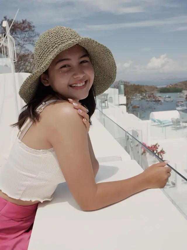 Momen Liburan Sandrinna Michelle di Labuan Bajo, Tampil Stylish. (Sumber: Instagram/sandrinna_11)