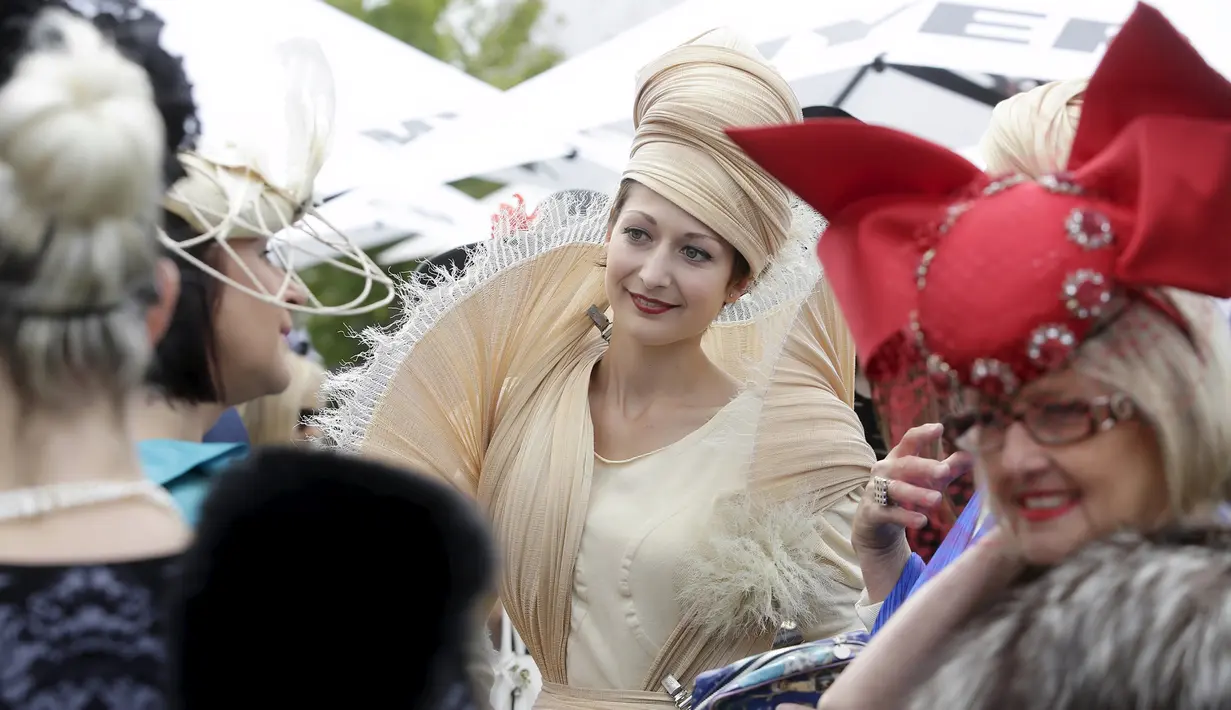 Seorang wanita berdandan "Housewife Style Era" tahun 50-an saat menghadiri perlombaan pacuan kuda Melbourne Cup di Flemington Racecourse di Melbourne ,Australia, (3/11/2015). Lomba pacuan kuda ini menjadi yang termahal di Australia. (REUTERS/Hamish Blair)