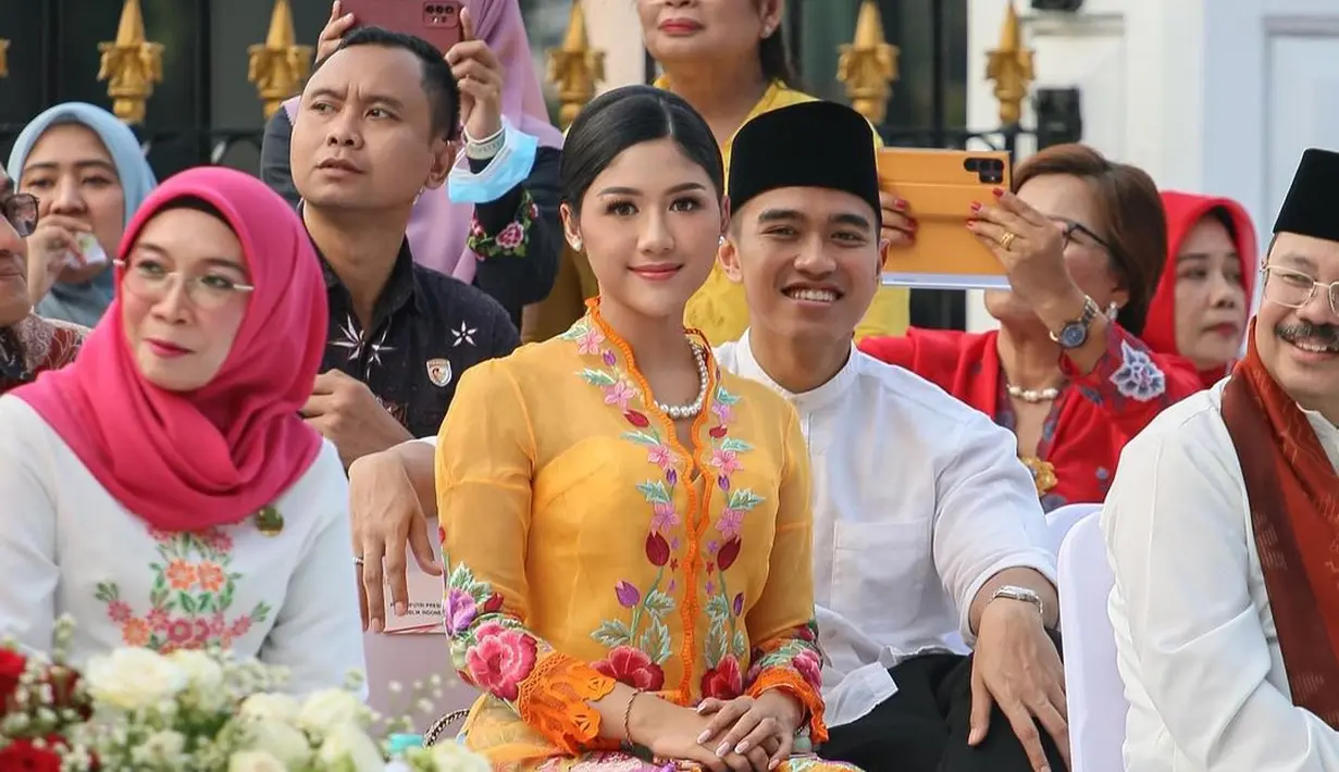 Terbaru, Kaesang pilih kemeja putih lengan panjang saat Erina tampil cerah dengan kebaya encim [@erinagudono]