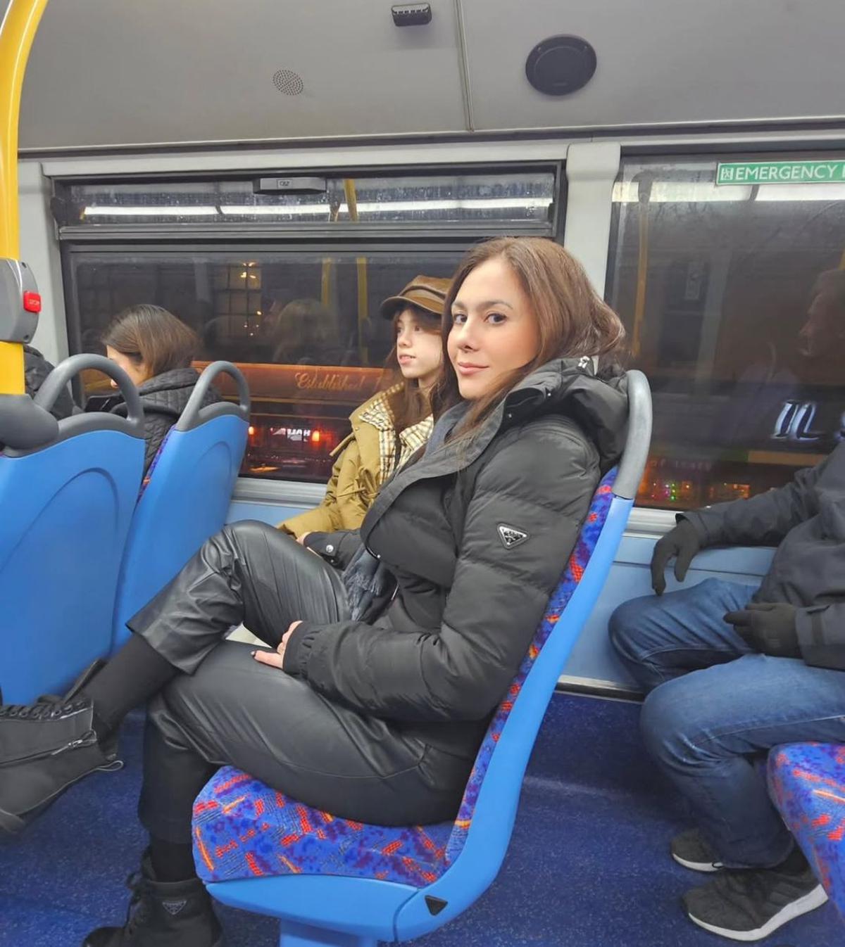 7 Potret Gaya Elegan Wulan Guritno saat Liburan di London Bareng Anak yang Jadi Sorotan