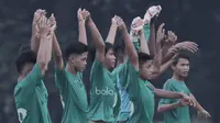 Para pemain Timnas Indonesia U-16 memberikan aplaus kepada penonton usai laga melawan Persija Jakarta U-16 pada laga uji coba di Stadion Atang Sutresna, Jakarta, Selasa (4/7/2017). Indonesia menang 5-0 atas Persija. (Bola.com/M Iqbal Ichsan)