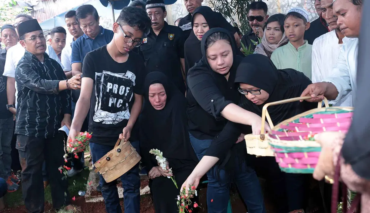 Komedian Eko DJ telah hembuskan nafas terakhir pada Senin (27/3/2017) malam di kediamannya. Dan pada Selasa (28/3/2017) siang hari, jenazah dimakamkan di TPU Pondok Kelapa, Jakarta Timur. (Deki Prayoga/Bintang.com)