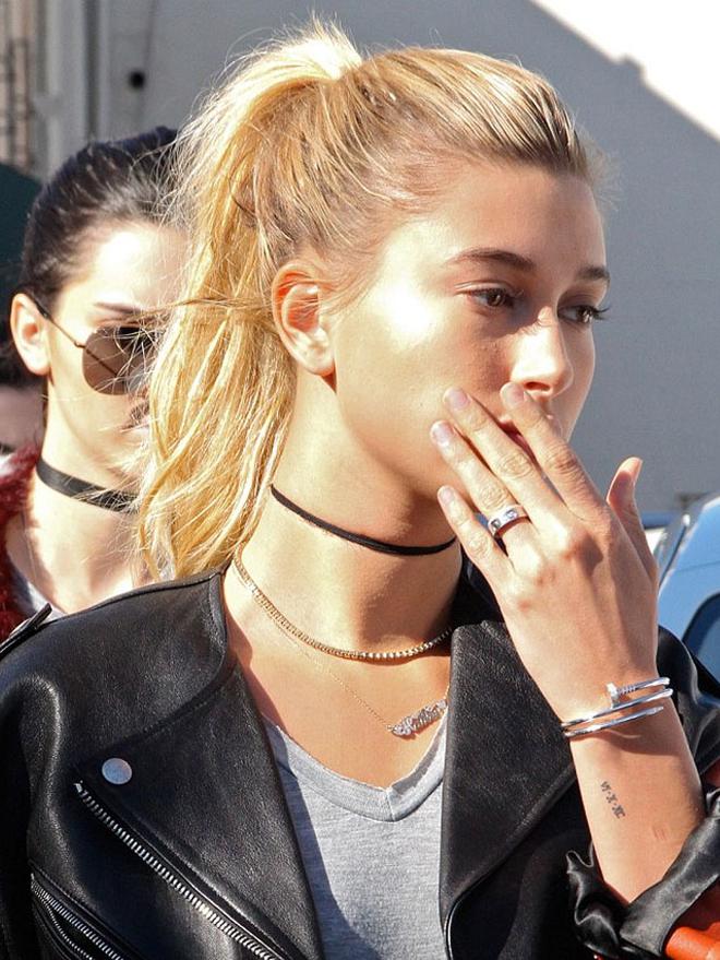 Hailey Baldwin Pamer Cincin Baru - Celeb Bintang.com