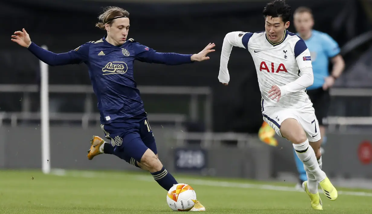 Striker Tottenham Hotspur, Son Heung-min berusaha melewati gelandang Dinamo Zagreb, Lovro Majer pada leg pertama babak 16 besar Liga Europa di ottenham Hotspur Stadium, Inggris, Jumat (12/3/2021). Tottenham unggul dua gol dan menorehkan clean sheet di kandang. (AP Photo/Alastair Grant, Pool)