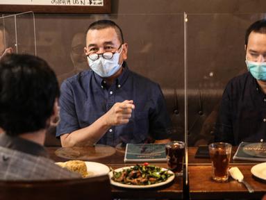 Pengunjung menikmati sajian di di The Atjeh Connection Coffee and Resto, Jakarta, Senin (8/6/2020). Tempat ini siap menerapkan protokol kesehatan untuk mendukung kebijakan pemerintah dalam menerapkan tatanan kehidupan baru atau ‘new normal’. (Liputan6.com/Faizal Fanani)