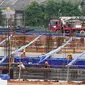 Pekerja tengah menyelesaikan pembangunan depo MRT Lebak Bulus, Jakarta, Senin (19/6). PT Mass Rapid Transit (MRT) Jakarta, akan membangun apartemen di lokasi Depo MRT Lebak Bulus, Jakarta Selatan. (Liputan6.com/Angga Yuniar)
