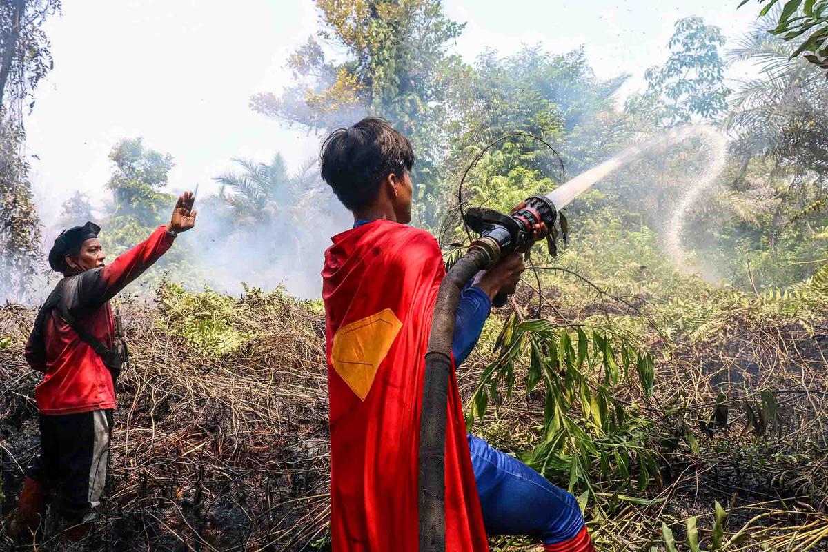 Superman Muncul di Tengah Kebakaran Lahan Palangkaraya