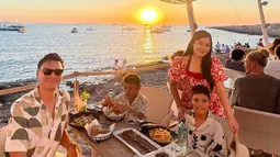 Selama momen liburan, bersama keluarga kecilnya, Titi Kamal banyak abadikan momen bersama. Seperti momen menyantap makanan sambil menyaksikan matahari terbenam di Laut Mediterania. Tentu menjadi sebuah pengalaman indah untuk dikenang. (Liputan6.com/IG/@titi_kamall)