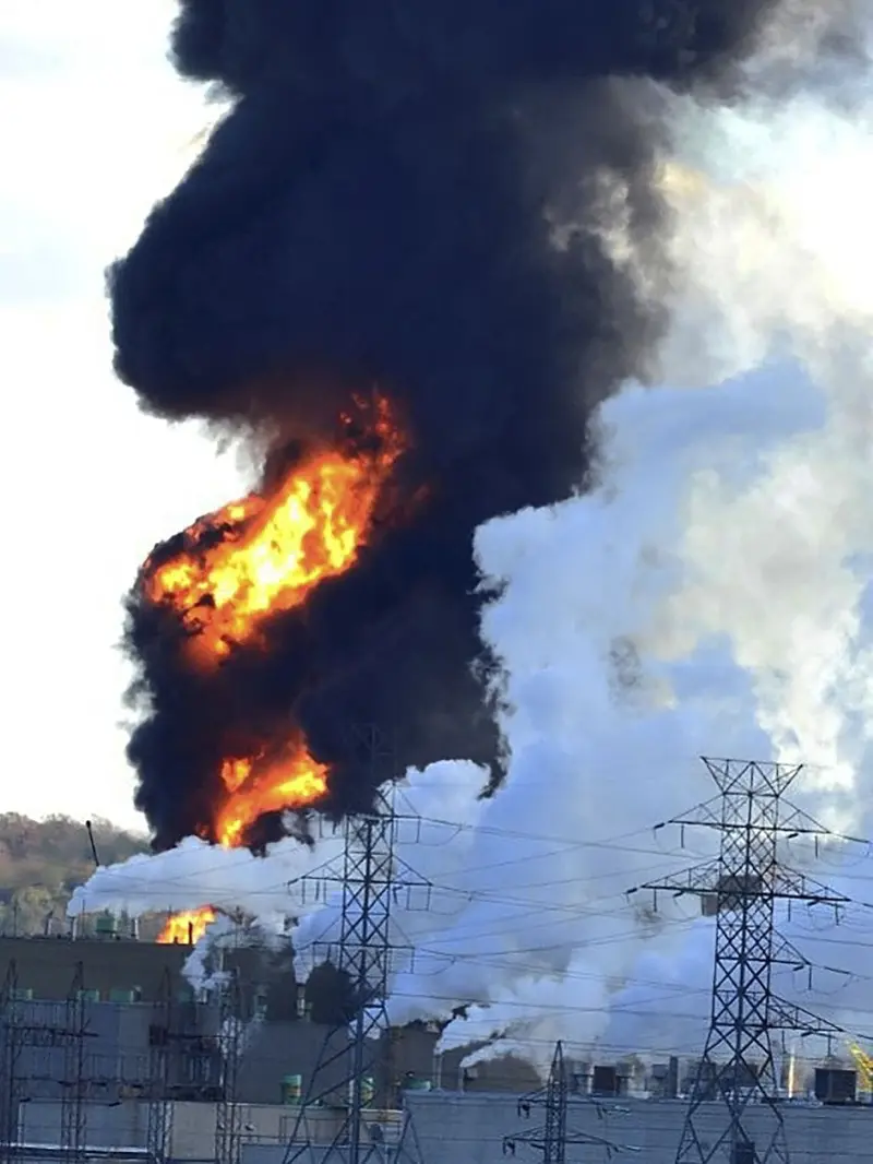 Kebakaran kilang minyak Irving Oil di Kanada.