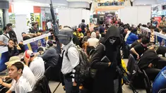 Sejumlah penggiat game memadati lantai dasar Mangga Dua Mall di Jakarta, Minggu (17/3). Ratusan gamers ambil bagian dalam kompetisi game Mobile Legends dan PUBG Mobile bertajuk NXL Mobile Esports Cup 2019. (Liputan6.com/Herman Zakharia)