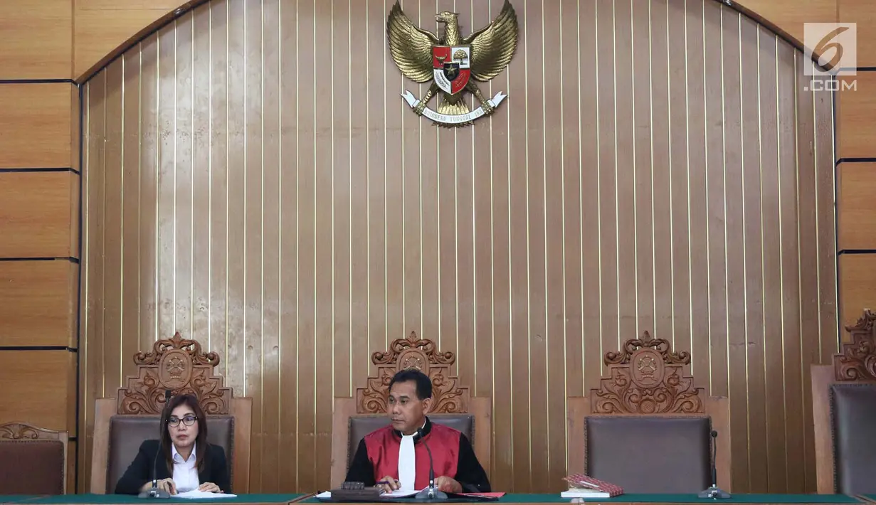 Majelis Hakim Aris Bawono Langgeng memimpin sidang praperadilan yang diajukan Johan Khan di PN Jakarta Selatan, Senin (28/8). Johan menggugat SP3 kasus dugaan penistaan agama oleh Ade Armando yang dikeluarkan Polda Metro. (Liputan6.com/Immanuel Antonius)