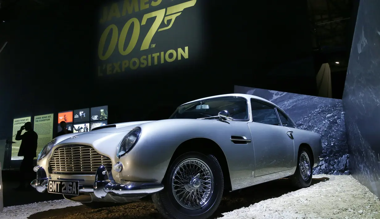Mobil DB5 Aston Martin ditampilkan dalam pameran yang didedikasikan untuk James Bond di Grande Halle de la Villette, Paris, Rabu (13/4). Pameran ini menyajikan lebih dari 500 benda asli yang berkaitan dengan karakter yang terkenal. (PATRICK Kovarik/AFP)