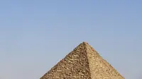 Pesawat KAI T-50 Golden Eagle dari 53rd Air Demonstration Group "Black Eagles" tim aerobatik Angkatan Udara Korea Selatan tampil selama Pyramids Air Show 2022 di atas Piramida Menkaure di Giza Pyramids Necropolis, Mesir, 3 Agustus 2022. (Mahmoud Khaled/AFP)
