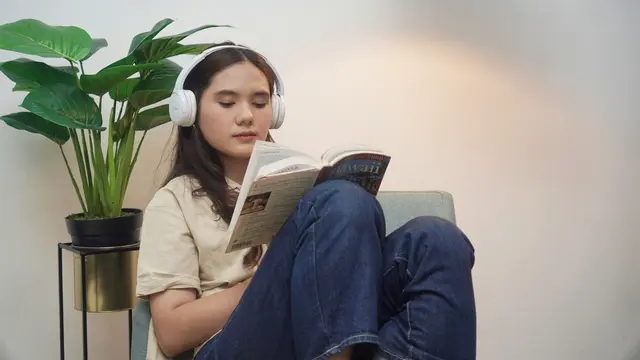 wanita desember tenang baca buku